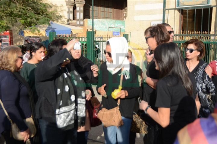 بالصور.. غياب النجوم عن عزاء والد نسرين أمين