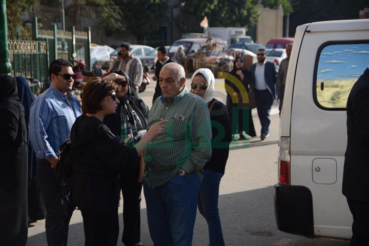 بالصور.. غياب النجوم عن عزاء والد نسرين أمين