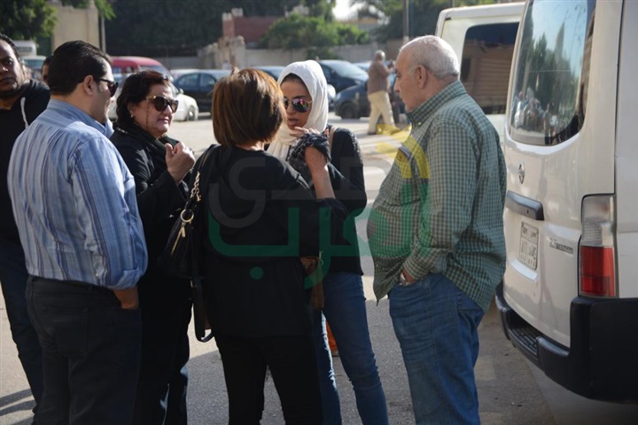 بالصور.. غياب النجوم عن عزاء والد نسرين أمين