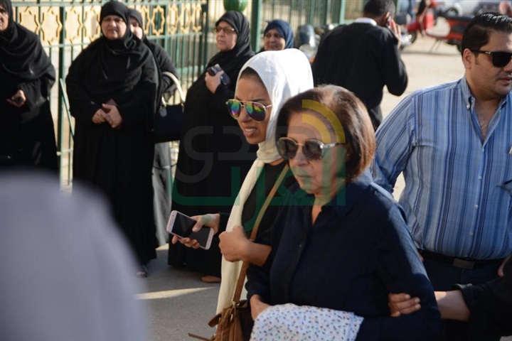 بالصور.. غياب النجوم عن عزاء والد نسرين أمين