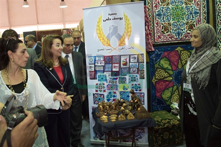 بالصور.. والي و قابيل يفتتحان المعرض الدولي للحرف اليدوية