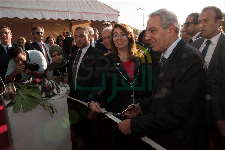 بالصور.. والي و قابيل يفتتحان المعرض الدولي للحرف اليدوية