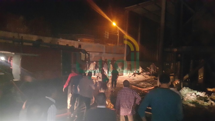 بالصور.. السيطرة على حريق بمطحن فى دسوق بكفر الشيخ