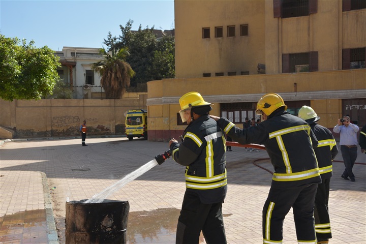 التعليم تطبق تدريب ميداني لإخلاء مدرسة لمواجهة الكوارث والأزمات