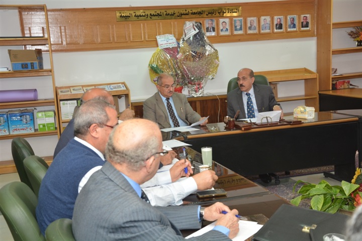 "عبد اللطيف"يترأس اجتماع الفريق الإداري لتأهيل جامعة أسيوط للاعتماد 2019/ 2020 