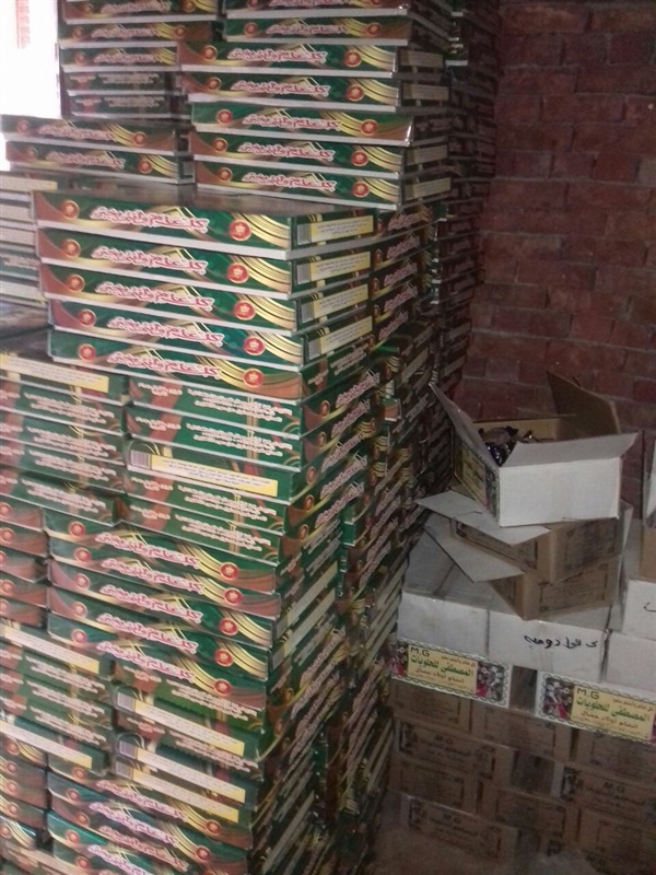 "مباحث التموين" تداهم مصنعًا وتضبط 6 أطنان حلوى فاسدة بالبدرشين