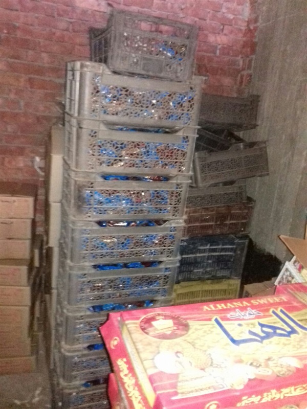 "مباحث التموين" تداهم مصنعًا وتضبط 6 أطنان حلوى فاسدة بالبدرشين