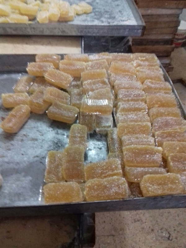 "مباحث التموين" تداهم مصنعًا وتضبط 6 أطنان حلوى فاسدة بالبدرشين