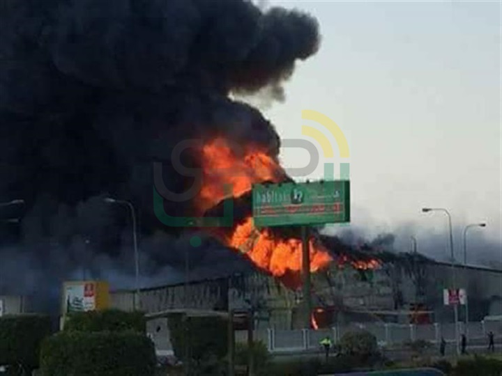 الدفع ب 40 سيارة إطفاء لمحاولة السيطرة على حريق مصنع أثاث بالعبور