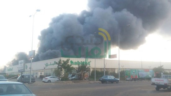 الدفع ب 40 سيارة إطفاء لمحاولة السيطرة على حريق مصنع أثاث بالعبور
