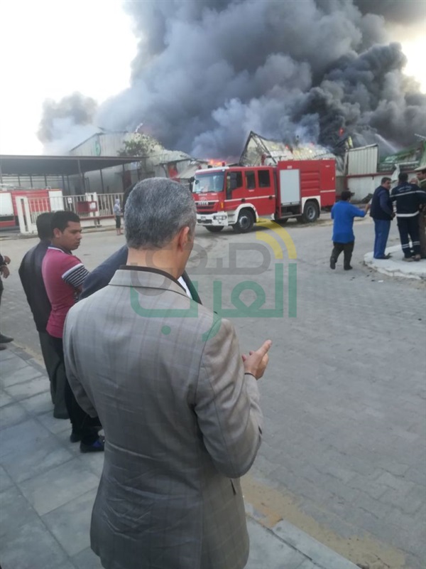 الدفع ب 40 سيارة إطفاء لمحاولة السيطرة على حريق مصنع أثاث بالعبور