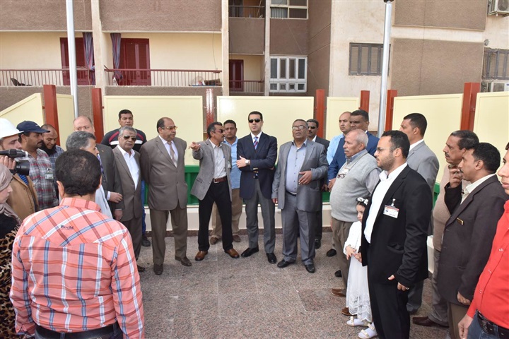 محافظ أسيوط يقدم 600 ألف جنيه لدعم الأندية الجماهيرية ومراكز الشباب 