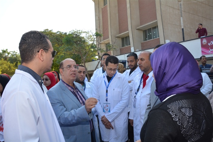 رئيس جامعة أسيوط يشهد انطلاق أعمال الحملة الطبية  للكشف المجانى