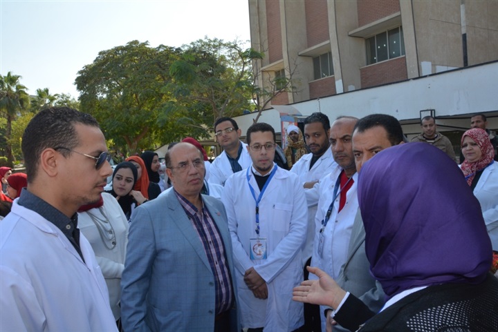 رئيس جامعة أسيوط يشهد انطلاق أعمال الحملة الطبية  للكشف المجانى