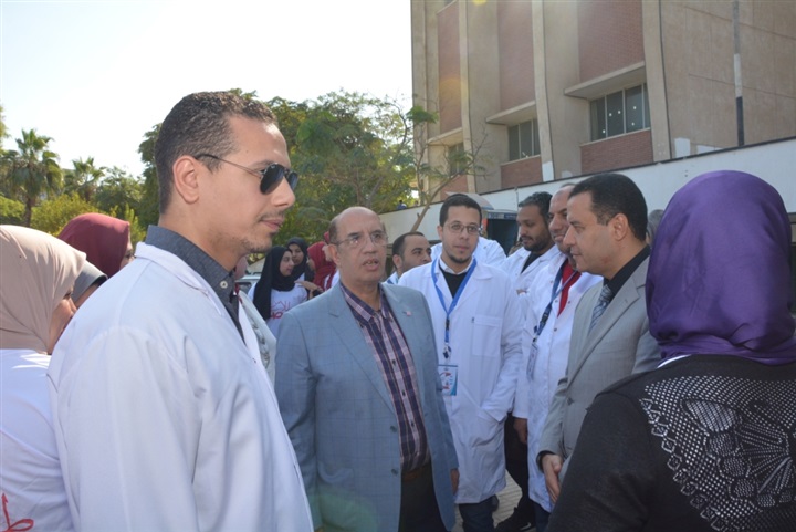 رئيس جامعة أسيوط يشهد انطلاق أعمال الحملة الطبية  للكشف المجانى