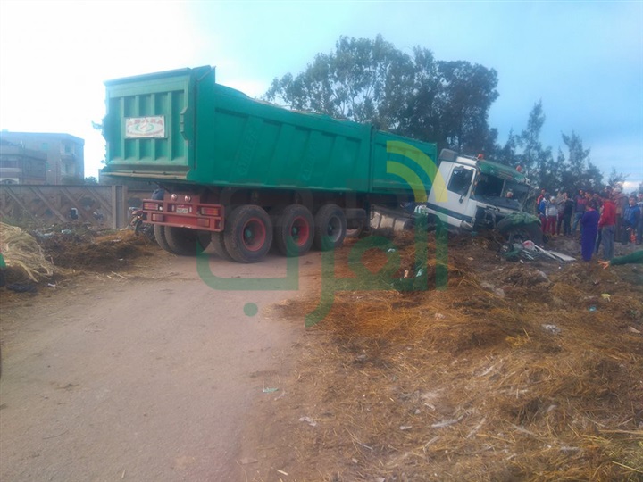 بالصور.. إصابة شخصين بحادث تصادم قطار بسيارة نقل في قرية بكفر الشيخ