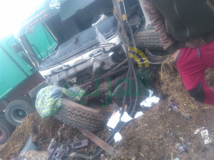 بالصور.. إصابة شخصين بحادث تصادم قطار بسيارة نقل في قرية بكفر الشيخ