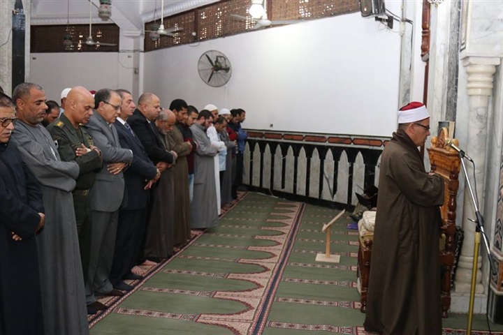 بالفيديو والصور.. محافظ كفر الشيخ ومدير الأمن يؤديان صلاة الغائب علي شهداء مسجد الروضة 