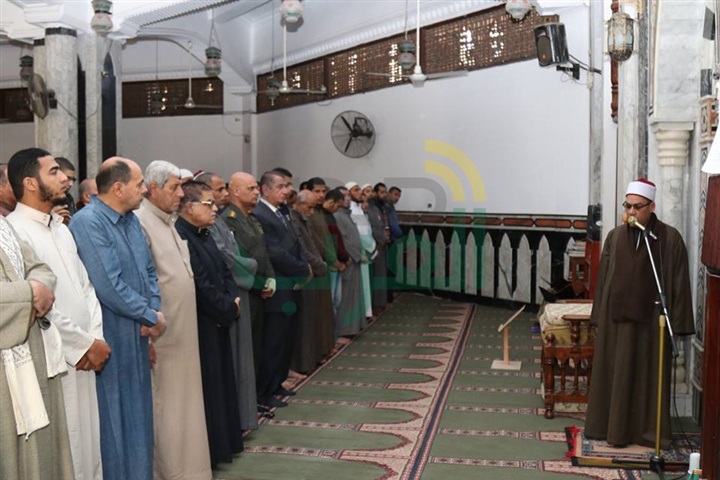 بالفيديو والصور.. محافظ كفر الشيخ ومدير الأمن يؤديان صلاة الغائب علي شهداء مسجد الروضة 