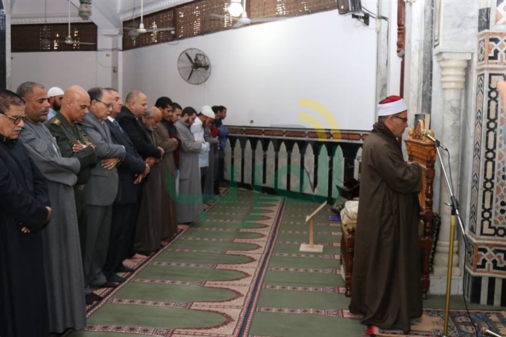 بالفيديو والصور.. محافظ كفر الشيخ ومدير الأمن يؤديان صلاة الغائب علي شهداء مسجد الروضة 