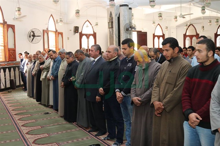 بالفيديو والصور.. محافظ كفر الشيخ ومدير الأمن يؤديان صلاة الغائب علي شهداء مسجد الروضة 