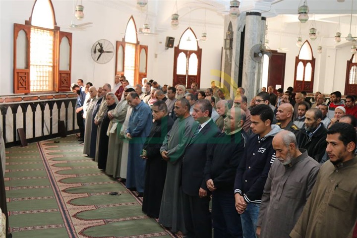 بالفيديو والصور.. محافظ كفر الشيخ ومدير الأمن يؤديان صلاة الغائب علي شهداء مسجد الروضة 