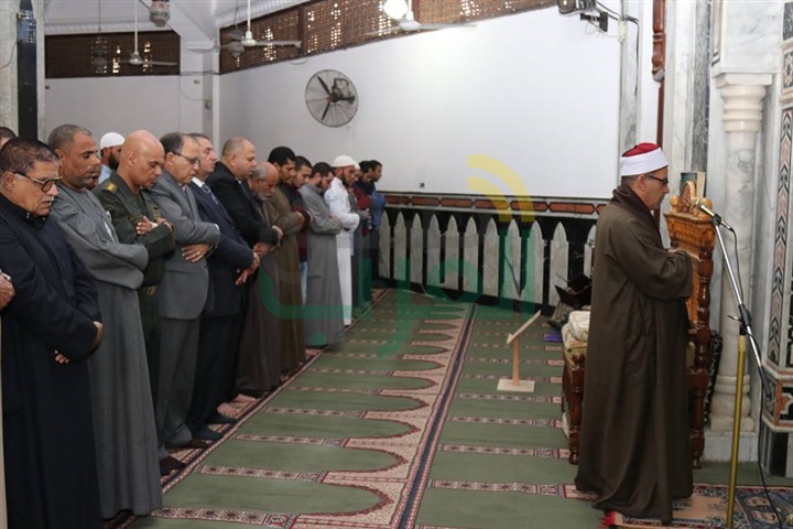 بالفيديو والصور.. محافظ كفر الشيخ ومدير الأمن يؤديان صلاة الغائب علي شهداء مسجد الروضة 