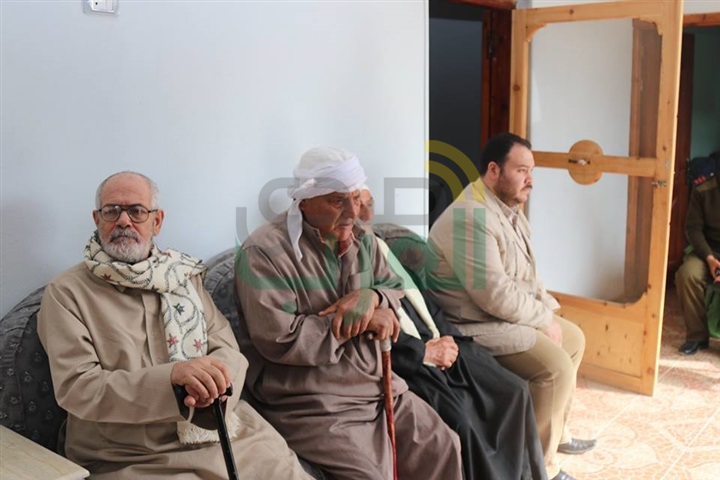 بالصور.. محافظ كفرالشيخ يؤدى العزاء لأسرة الشهيد نقيب" مصطفى بدوى "