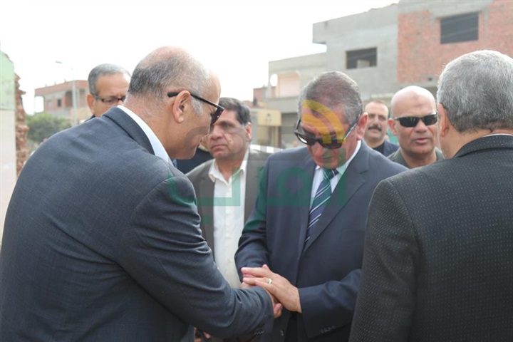 بالصور.. محافظ كفرالشيخ يؤدى العزاء لأسرة الشهيد نقيب" مصطفى بدوى "