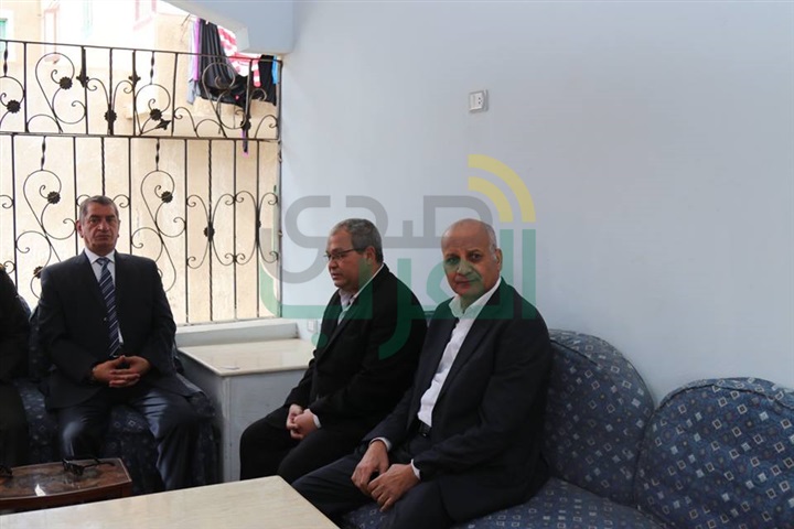 بالصور.. محافظ كفرالشيخ يؤدى العزاء لأسرة الشهيد نقيب" مصطفى بدوى "