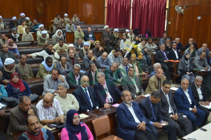 محافظ قنا يتلقي 250 طلبا خلال اللقاء الإسبوعى المفتوح 