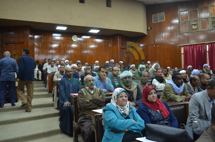 محافظ قنا يتلقي 250 طلبا خلال اللقاء الإسبوعى المفتوح 