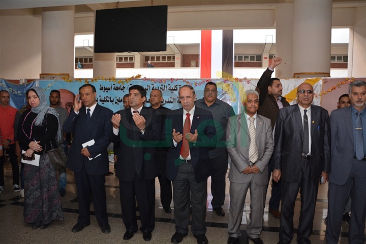 رئيس جامعة أسيوط يشارك الطلاب  بالوقوف حداداً على أرواح شهداء مسجد الروضة