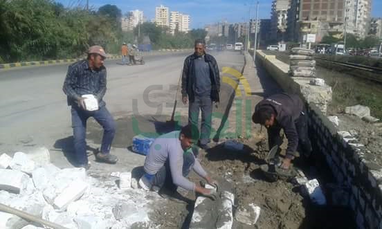 ترميم الأجزاء المتهالكة بسور قطار أبو قير 