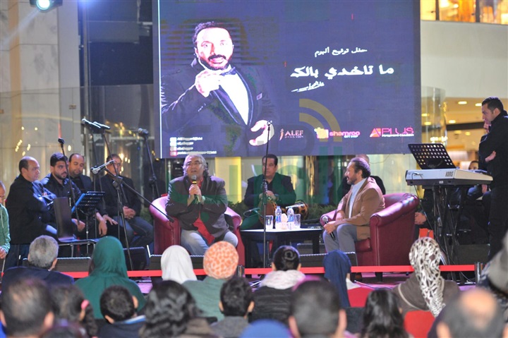 بالصور.. علي الحجار يحتفل بتوقيع البومه وسط جمهوره بأحد مولات التجمع بالصور.. علي الحجار يحتفل بتوقيع البومه وسط جمهوره بأحد مولات التجمع