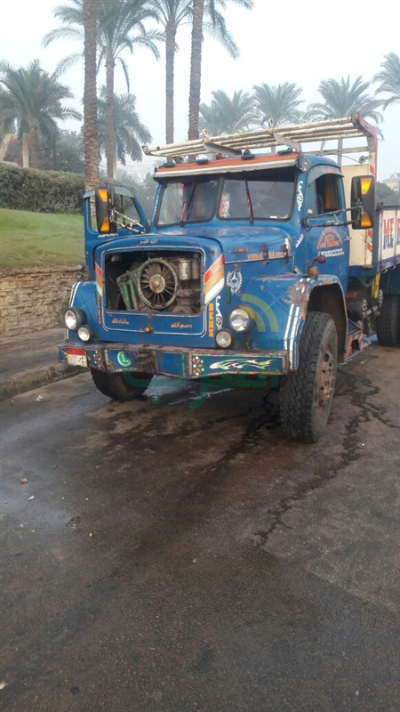 سيارة نقل تتسبب فى كسر ماسورة مياه أمام فندق الواحة 