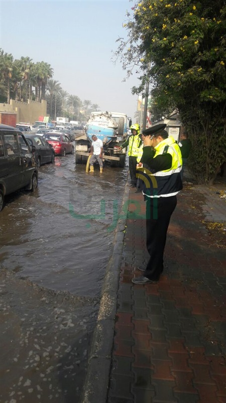 سيارة نقل تتسبب فى كسر ماسورة مياه أمام فندق الواحة 
