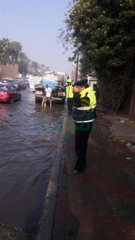 سيارة نقل تتسبب فى كسر ماسورة مياه أمام فندق الواحة 