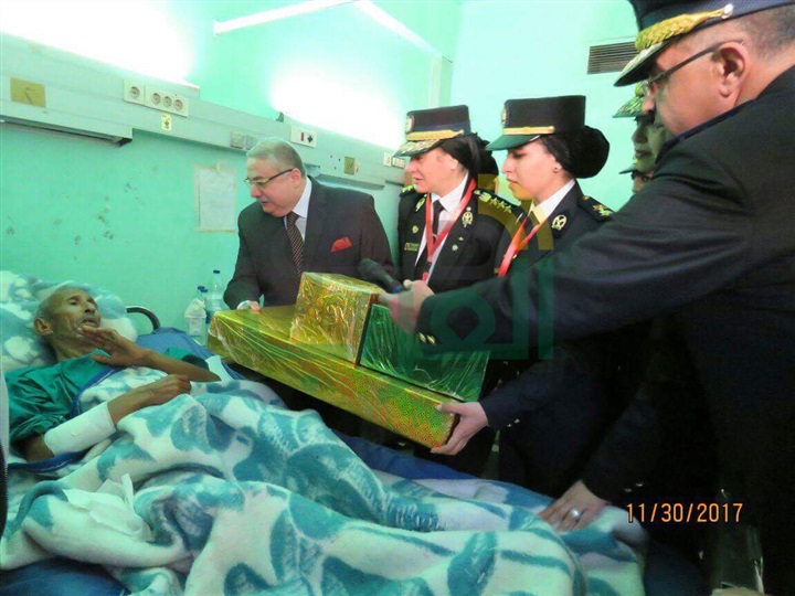 مساعد وزير الداخلية لحقوق الإنسان يزور مصابى "الروضة"