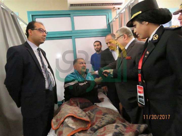 مساعد وزير الداخلية لحقوق الإنسان يزور مصابى "الروضة"