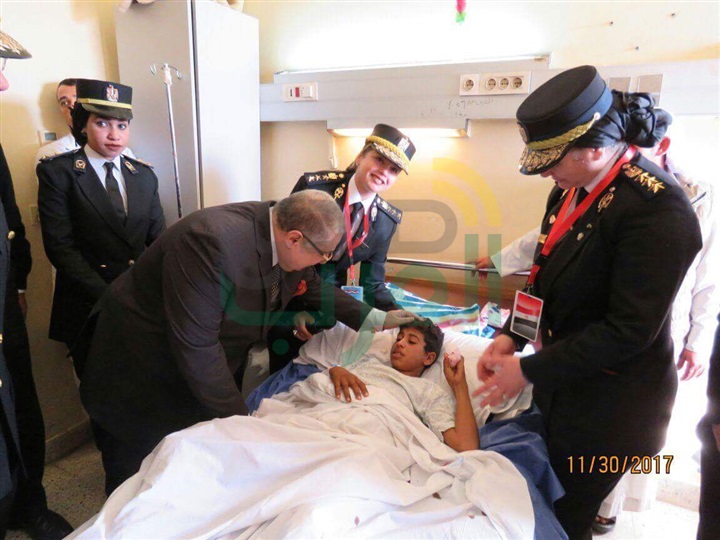 مساعد وزير الداخلية لحقوق الإنسان يزور مصابى "الروضة"