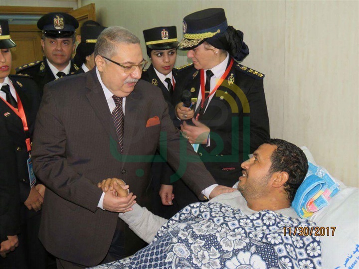 مساعد وزير الداخلية لحقوق الإنسان يزور مصابى "الروضة"