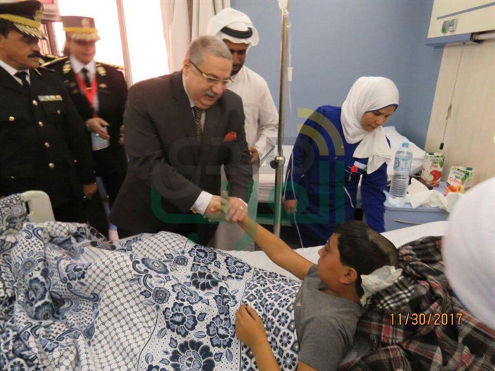 مساعد وزير الداخلية لحقوق الإنسان يزور مصابى "الروضة"