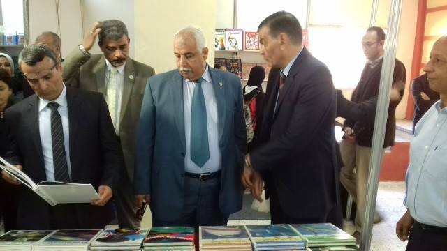 رمضان و السنجري يشهدان فعاليات معرض مبارده تحدي القراءة العربي