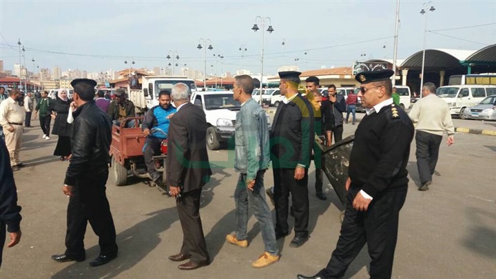 رئيس حي غرب يقود حملة صباحية لإزالة المخلفات والتعديات بالموقف الجديد