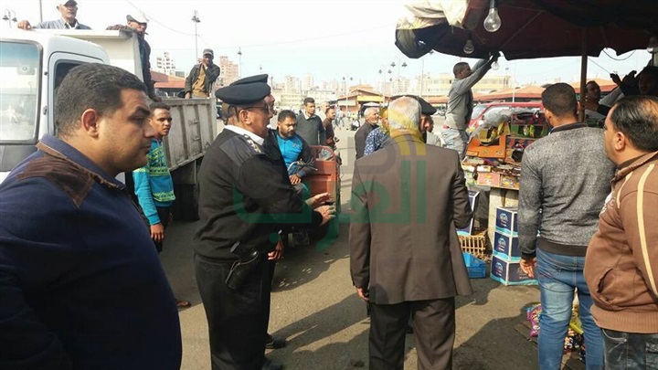 رئيس حي غرب يقود حملة صباحية لإزالة المخلفات والتعديات بالموقف الجديد