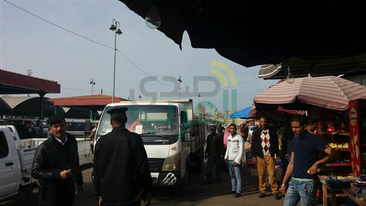 رئيس حي غرب يقود حملة صباحية لإزالة المخلفات والتعديات بالموقف الجديد