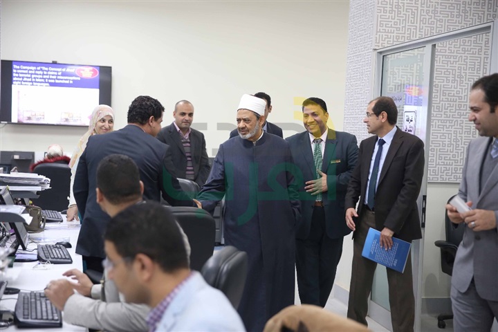 الإمام الأكبر يقوم بجولة تفقدية في مركز الأزهر العالمي للرصد والفتوى الإلكترونية 