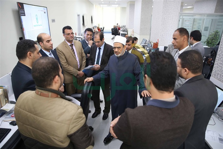 الإمام الأكبر يقوم بجولة تفقدية في مركز الأزهر العالمي للرصد والفتوى الإلكترونية 