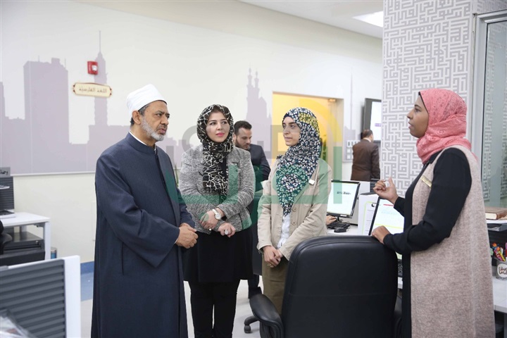 الإمام الأكبر يقوم بجولة تفقدية في مركز الأزهر العالمي للرصد والفتوى الإلكترونية 